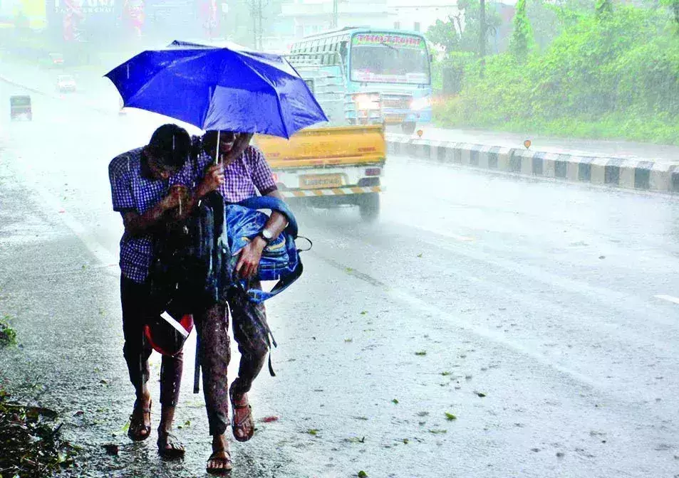 Delhi Weather Update: दिल्ली में मौसम का मिजाज बदल गया, कई इलाकों में हल्की बारिश का अलर्ट