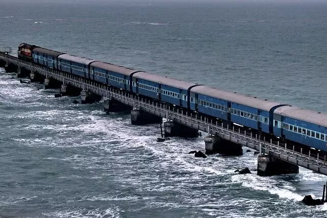 समंदर में समा गई पूरी ट्रेन: इस ट्रेन हादसे में कोई नहीं बच पाया, गायब हो गई 115 यात्रियों से भरी ट्रेन, ऐसी घटना जिसको जानकर कांप उठेगी आपकी रूह