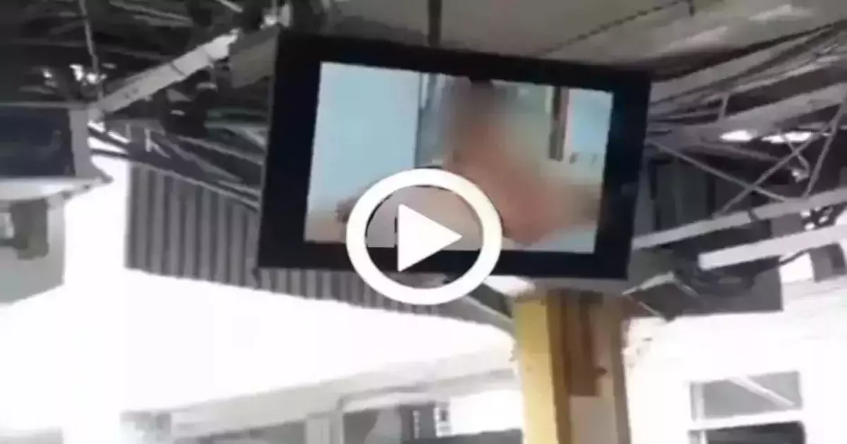 रेलवे स्टेशन के LED स्क्रीन पर अचानक चलने लगी पोर्न मूवी, वीडियो देखने उमड़ गए लोग, उसके बाद जो हुआ...