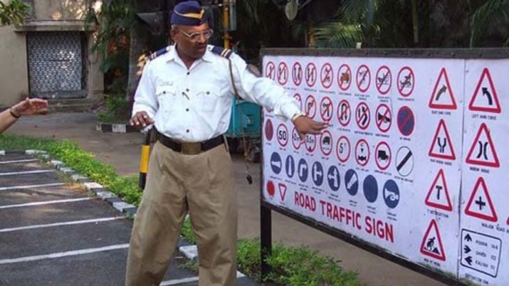 Traffic Rules : अगर आप अपनी कार बाइक या किसी और गाड़ी से रहें और पुलिस ने रोका हैं तो रखें इस बात का ख़याल